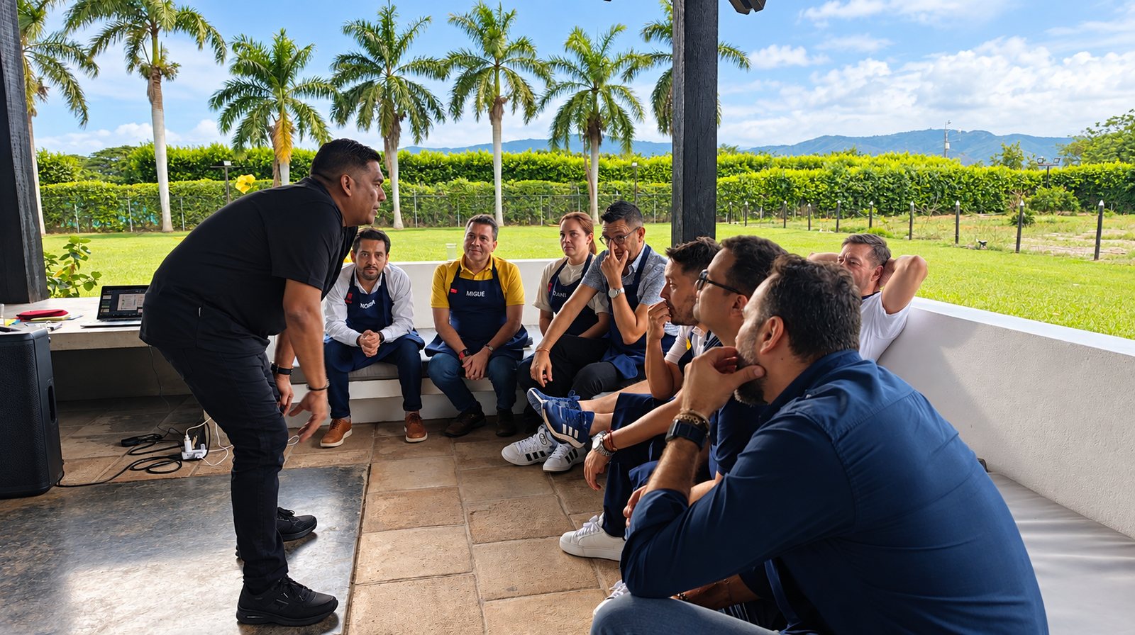 El facilitador conversando con un grupo de participantes en una terraza al aire libre